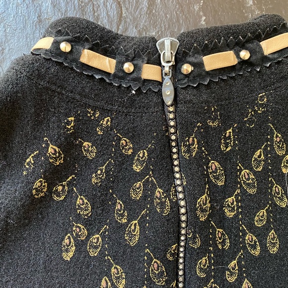 Elldos shiny black sweater, mid zip with a lot of rich detail - Picture 5 of 9